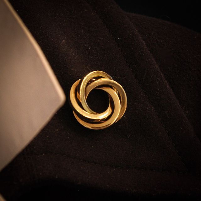 Dress up your spring coat with this 14ky intertwining circle brooch. The high finish makes it a piece that shines brightly and stands out! 

#goldbrooch #brooch #brooches #broochaddict