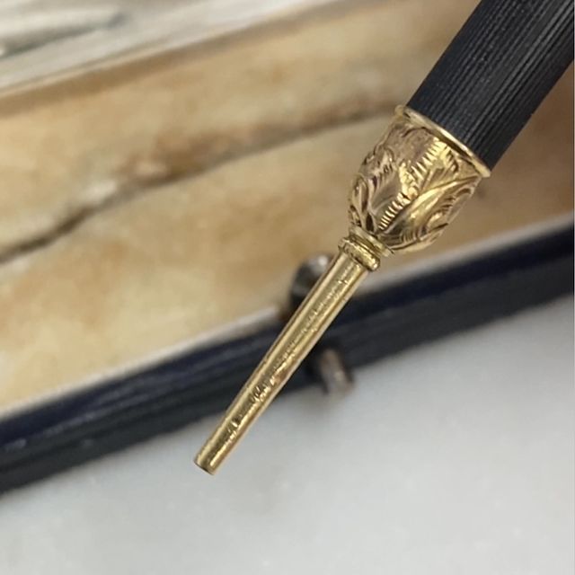 This antique gold pencil is articulated BEAUTIFULLY, with a smooth glide to open it. We included a bail on top for our client so they can wear it as a functional pendant ✏️

#goldpencil #antiquejewellery #antiquepencil #reels #reelsinstagram #jewelryaddict