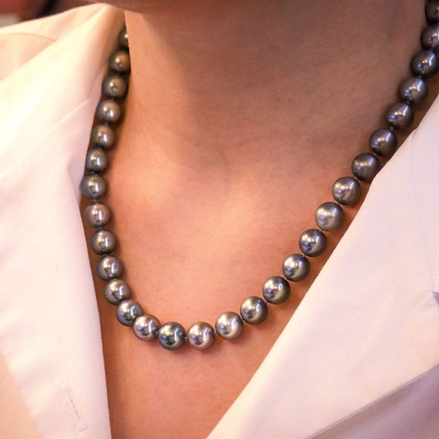 Invest in a High Quality strand of Pearls: These 18kw Tahitian Pearls range from 9.5-10mm, and are approx. 18 inches. If you're interested, leave a comment or send us a DM for these gorgeous pearls!

#pearls #pearlnecklace #pearlstrand #tahitianpearl