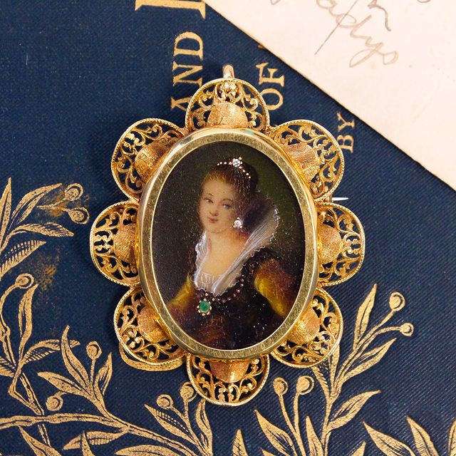 This lovely lady is a portrait brooch/pendant, set in 18ky gold. One emerald and two diamonds twinkle on her painted jewellery, adding to the elegance of the piece. DM us for details or leave a comment below!

#portraitjewellery #portraitbrooch #goldportrait #jewelrygram #jewelrylover