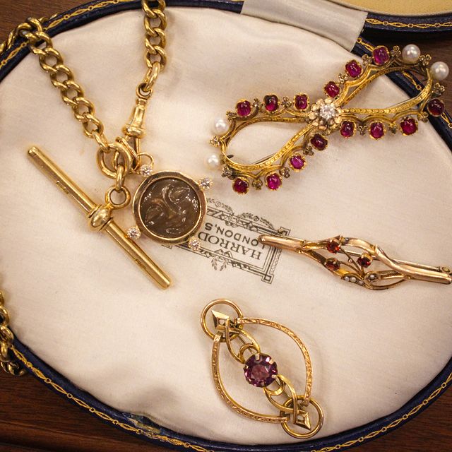 Any one of these brooches with colourful stones works so well with our chunky 18ky Watch Chain! Visit us at 650 Portland St to see an array of vintage, antique, and estate jewellery. 

#vintagejewellery #vintagejewelry #broochpin #broochlover #watchchain #moonstonejewelry